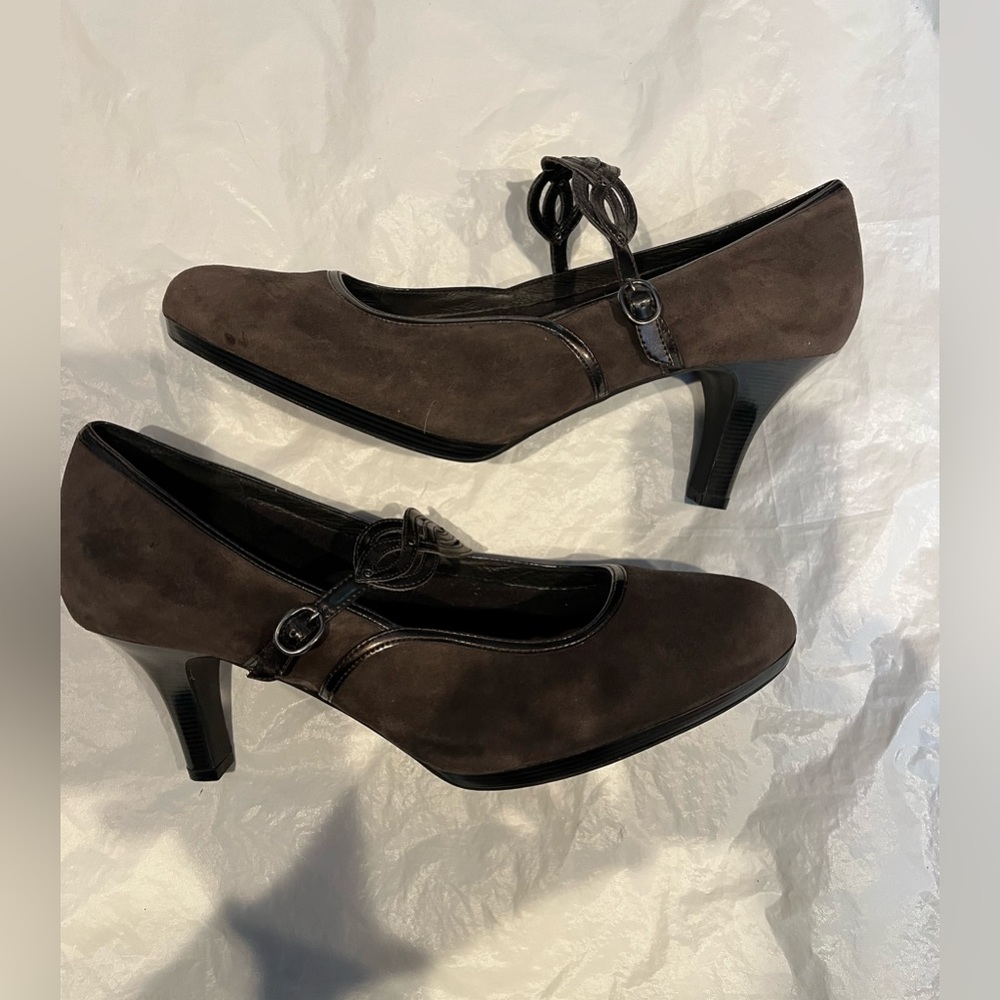 Women’s CLARKS ARTISAN Brown Suede Heels w/Pewter Leather Accents sz 12